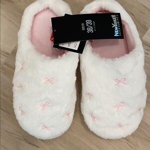 New Yorker Accessories White Fuzzy Slippers with Pink Bows Size 7.5. NWT